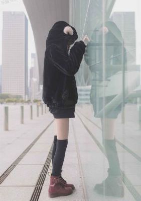 独自在夜晚的海边
